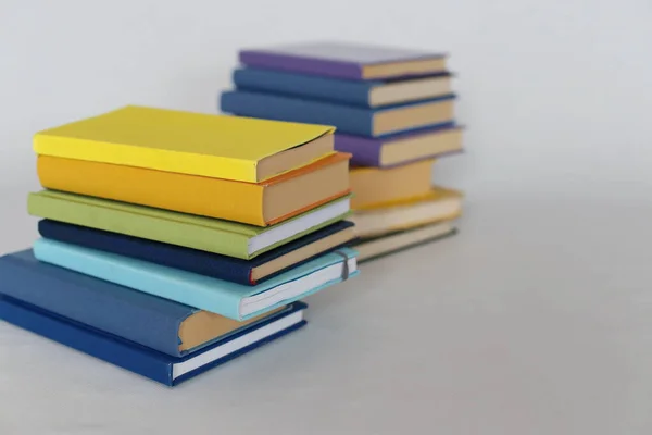 Egy Halom Könyv Iskolának Fehér Háttérrel — Stock Fotó