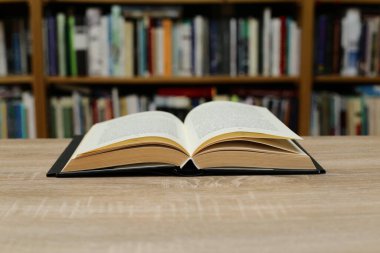 Kütüphanedeki masada kitabı aç