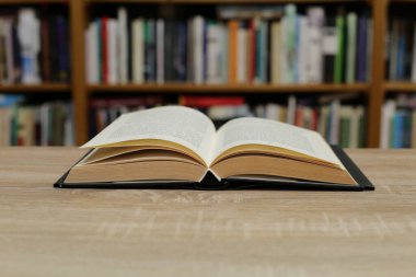 Kütüphanedeki masada kitabı aç