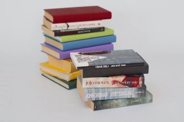 Vrgorac, Hırvatistan, 18.11.2022 Beyaz zemin üzerine kitap yığını