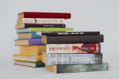 Vrgorac, Hırvatistan, 18.11.2022 Beyaz zemin üzerine kitap yığını