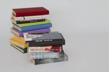 Vrgorac, Hırvatistan, 18.11.2022 Beyaz zemin üzerine kitap yığını