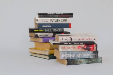 Vrgorac, Hırvatistan, 18.11.2022 Beyaz zemin üzerine kitap yığını