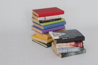 Vrgorac, Hırvatistan, 18.11.2022 Beyaz zemin üzerine kitap yığını