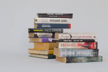 Vrgorac, Hırvatistan, 18.11.2022 Beyaz zemin üzerine kitap yığını