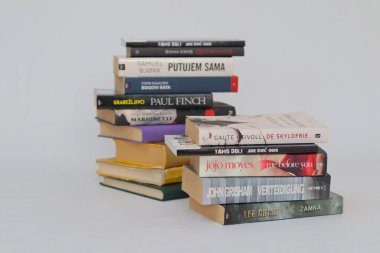 Vrgorac, Hırvatistan, 18.11.2022 Beyaz zemin üzerine kitap yığını