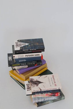 Vrgorac, Hırvatistan, 18.11.2022 Beyaz zemin üzerine kitap yığını