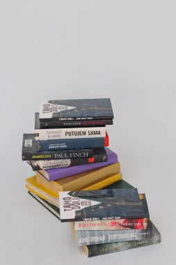 Vrgorac, Hırvatistan, 18.11.2022 Beyaz zemin üzerine kitap yığını