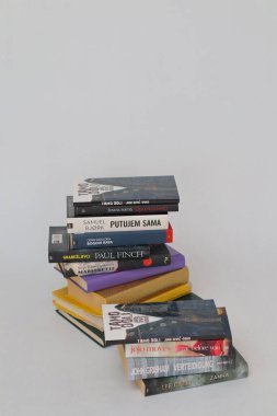 Vrgorac, Hırvatistan, 18.11.2022 Beyaz zemin üzerine kitap yığını