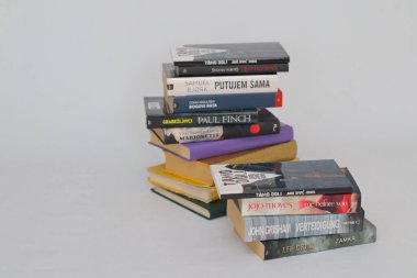 Vrgorac, Hırvatistan, 18.11.2022 Beyaz zemin üzerine kitap yığını