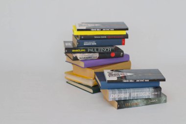 Vrgorac, Hırvatistan, 18.11.2022 Beyaz zemin üzerine kitap yığını