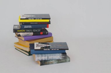 Vrgorac, Hırvatistan, 18.11.2022 Beyaz zemin üzerine kitap yığını