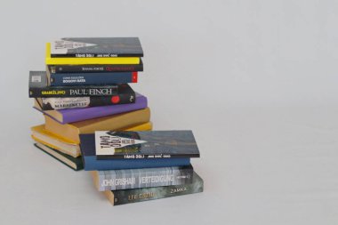 Vrgorac, Hırvatistan, 18.11.2022 Beyaz zemin üzerine kitap yığını