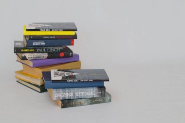 Vrgorac, Hırvatistan, 18.11.2022 Beyaz zemin üzerine kitap yığını
