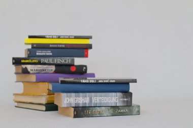 Vrgorac, Hırvatistan, 18.11.2022 Beyaz zemin üzerine kitap yığını