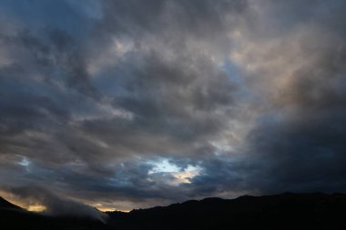 Sis dağın tepelerini kaplıyor.