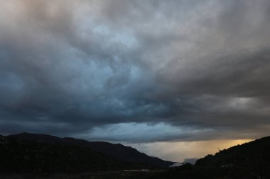 Sis dağın tepelerini kaplıyor.