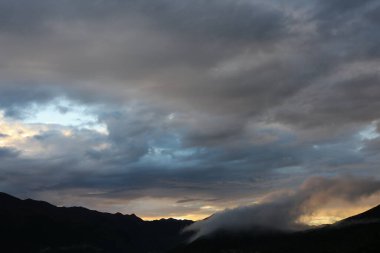 Sis dağın tepelerini kaplıyor.