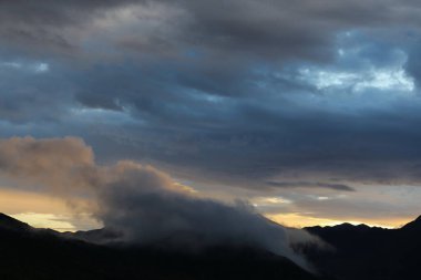 Sis dağın tepelerini kaplıyor.