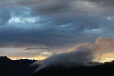 Sis dağın tepelerini kaplıyor.