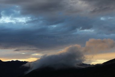 Sis dağın tepelerini kaplıyor.