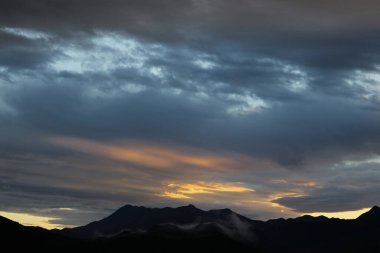 Sis dağın tepelerini kaplıyor.