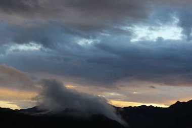 Sis dağın tepelerini kaplıyor.