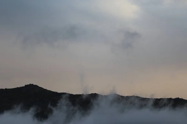 Niebla Cubre Las Cimas Las Montañas —  Fotos de Stock