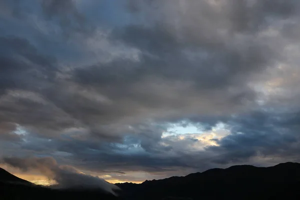 stock image Fog covers the mountain tops