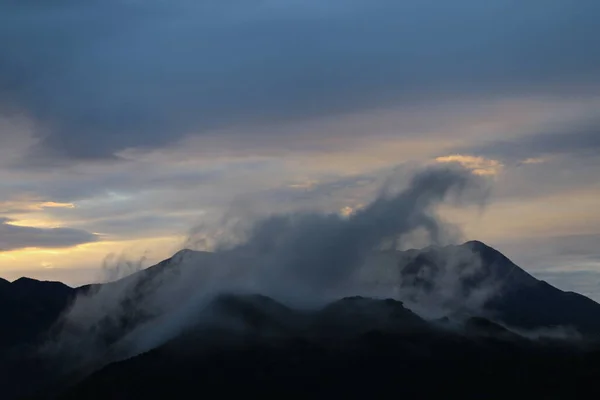 stock image Fog covers the mountain tops