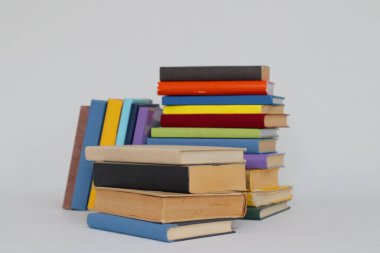 Beyaz arka planda bir yığın kitap. Eğitim. - Okul. Kütüphane. Kitap. 