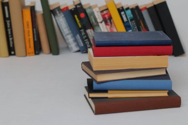 Beyaz arkaplan üzerine kitap yığını