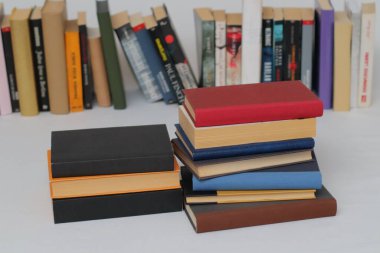 Beyaz arkaplan üzerine kitap yığını