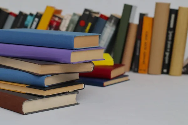 白い背景の本の山 学校だ 図書館 — ストック写真