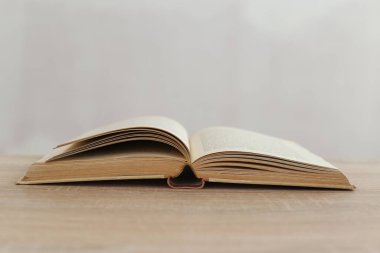 Ahşap arkaplan üzerine kitabı aç