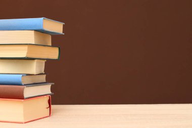 Tahta masadaki kitap yığını.
