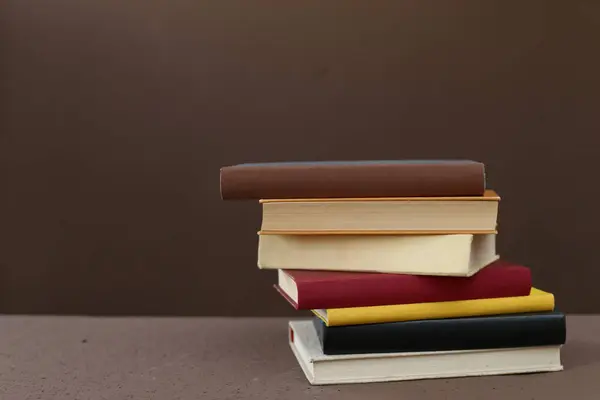 Egy Halom Könyv Fából Készült Asztalon — Stock Fotó