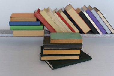 Beyaz arkaplan üzerine farklı türde kitapları olan açık bir kitap. Çeşitli sayfaların kapatıldığı bir kitap. Boşluğu kopyala