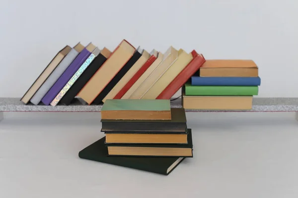 Pila Libros Tapa Dura Sobre Mesa Sobre Fondo Blanco Vista — Foto de Stock