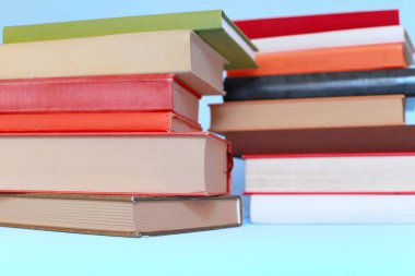 Metnin için kopyalama alanı olan kitap yığını