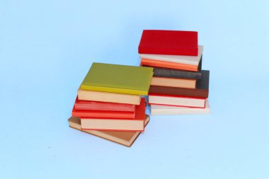 Beyaz arkaplan üzerine kitap yığını