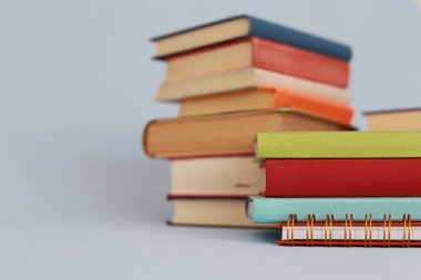 Farklı ülkelerdeki kitap yığınları.