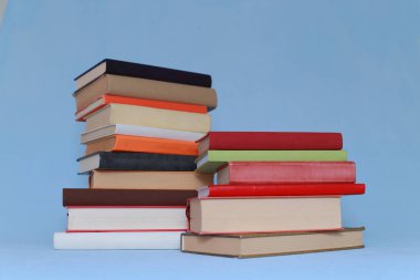 Mavi arkaplanda kitap yığınını aç