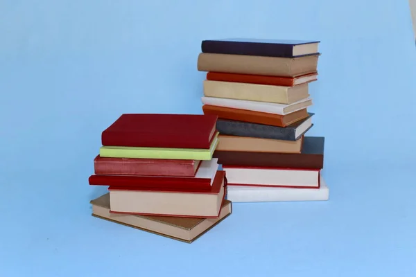 Egy Halom Könyv Egy Könyv Fából Készült Háttérrel — Stock Fotó