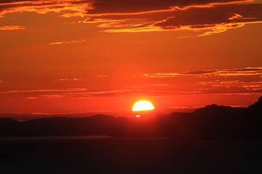 Denizin üzerinde güzel bir gün batımı