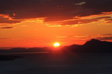 Denizin üzerinde güzel bir gün batımı