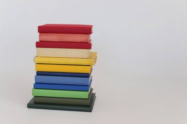 Beyaz arkaplan üzerine kitap yığını