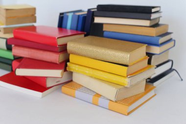 Beyaz arkaplan üzerine kitap yığını