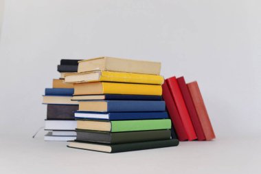 Beyaz arkaplan üzerine kitap yığını