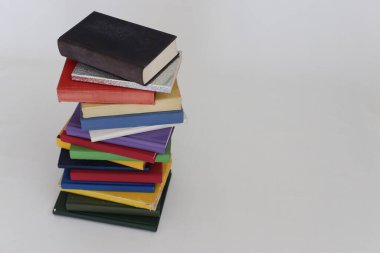 Beyaz arkaplan üzerine kitap yığını